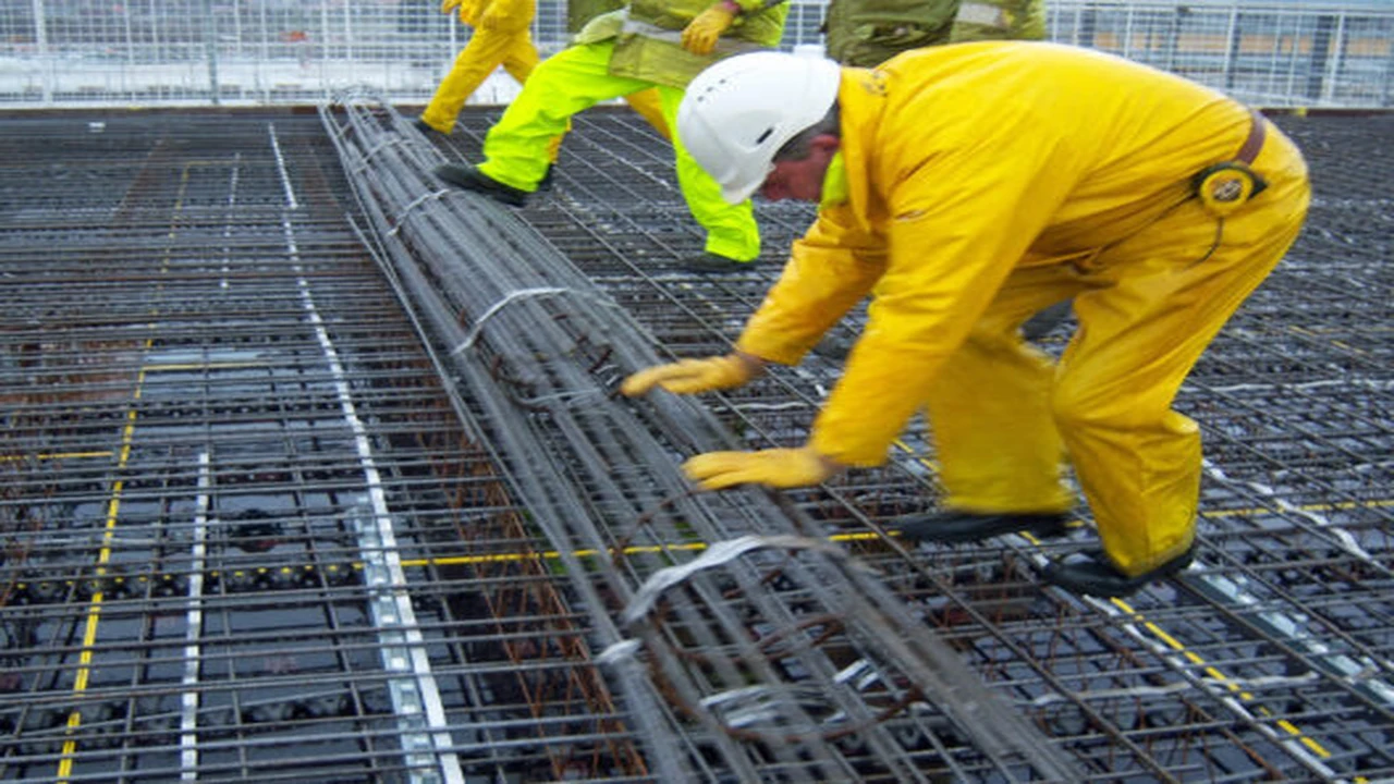 أزمة في السوق.. تقرير يكشف مسببات غلاء أسعار حديد الخرسانة محليًا